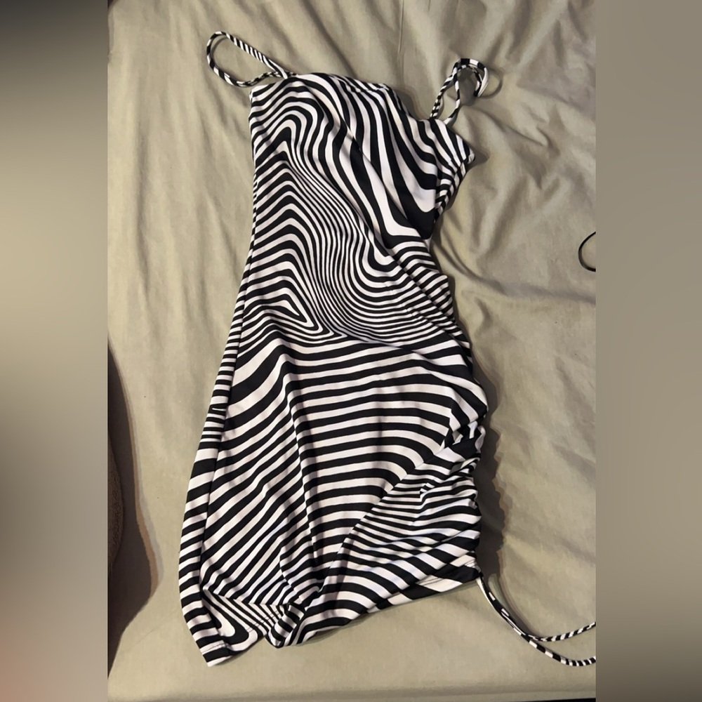 Super cute XS black and white dress from garage !